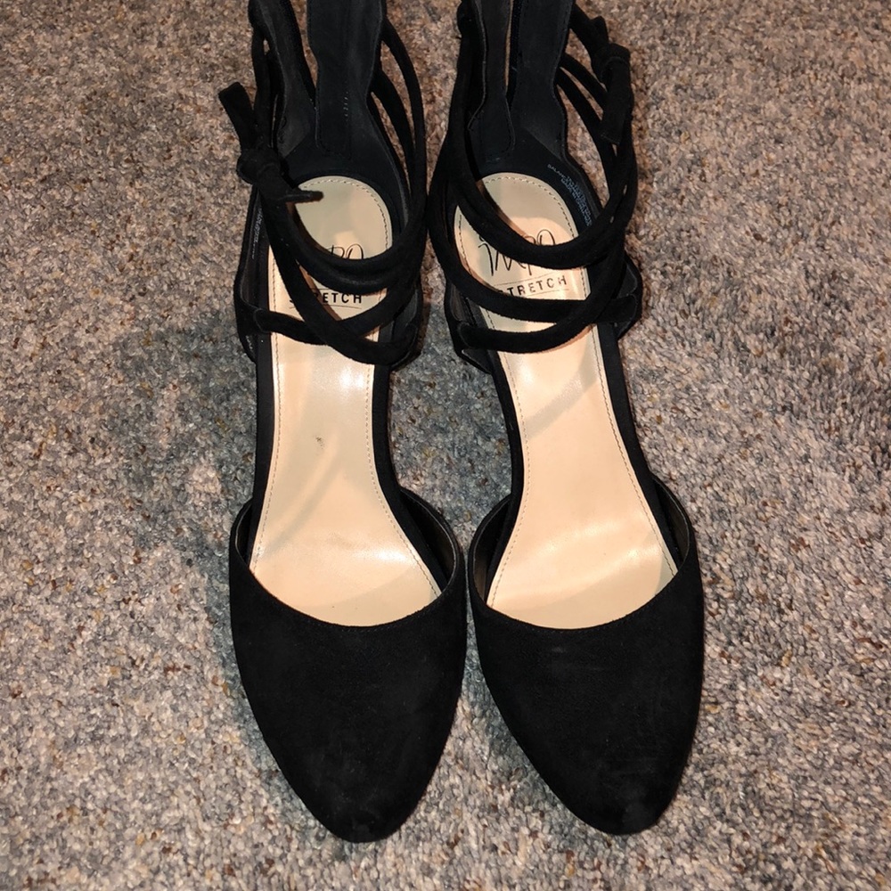 Black strappy heels!!